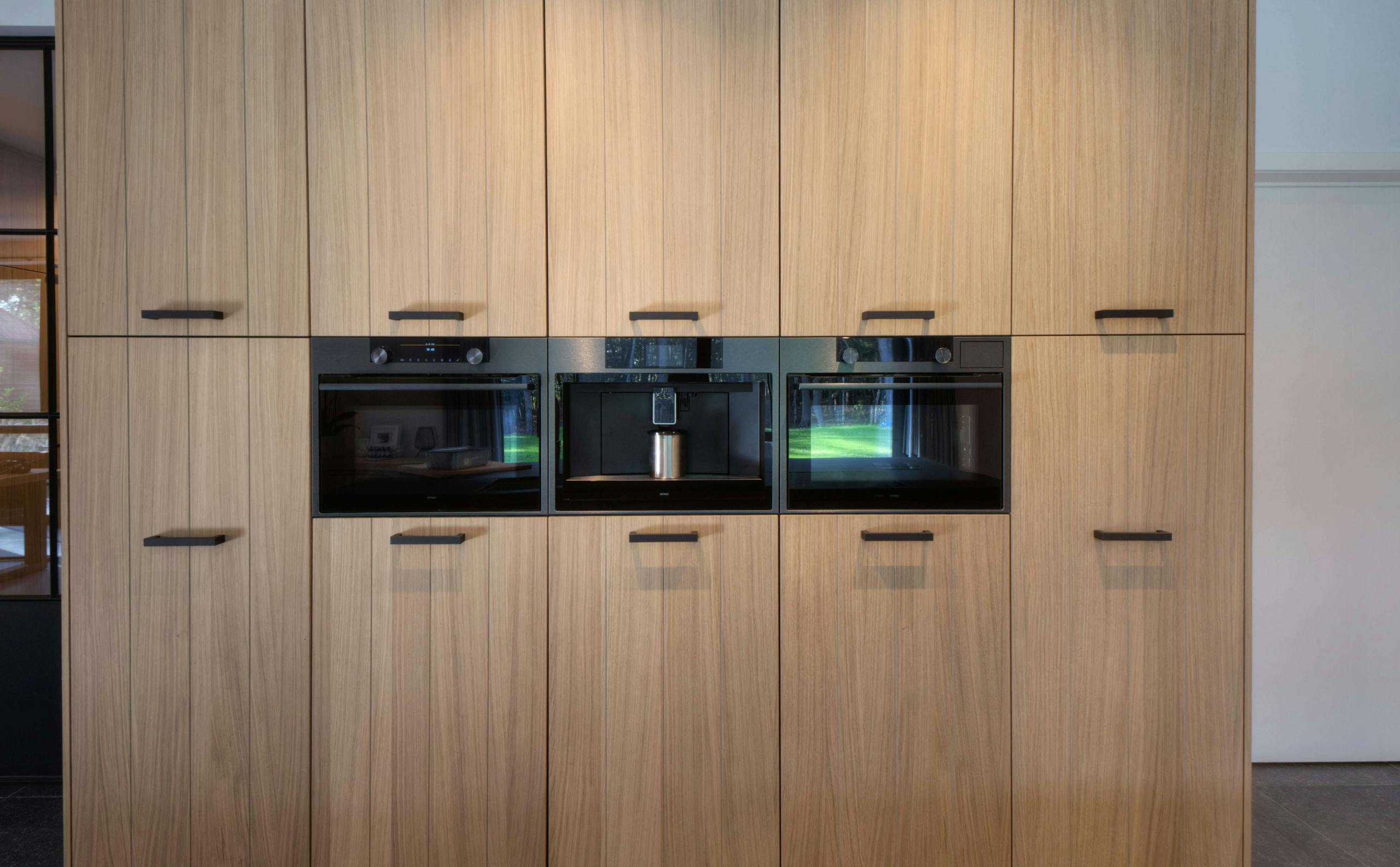 Houten keuken oven ingebouwd koffiemachine ooghoogte