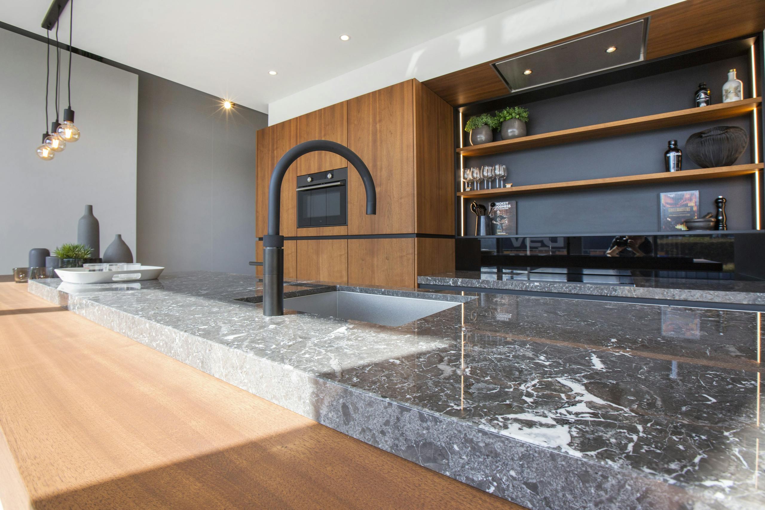 Keukens vasco hout en marmer combinatie