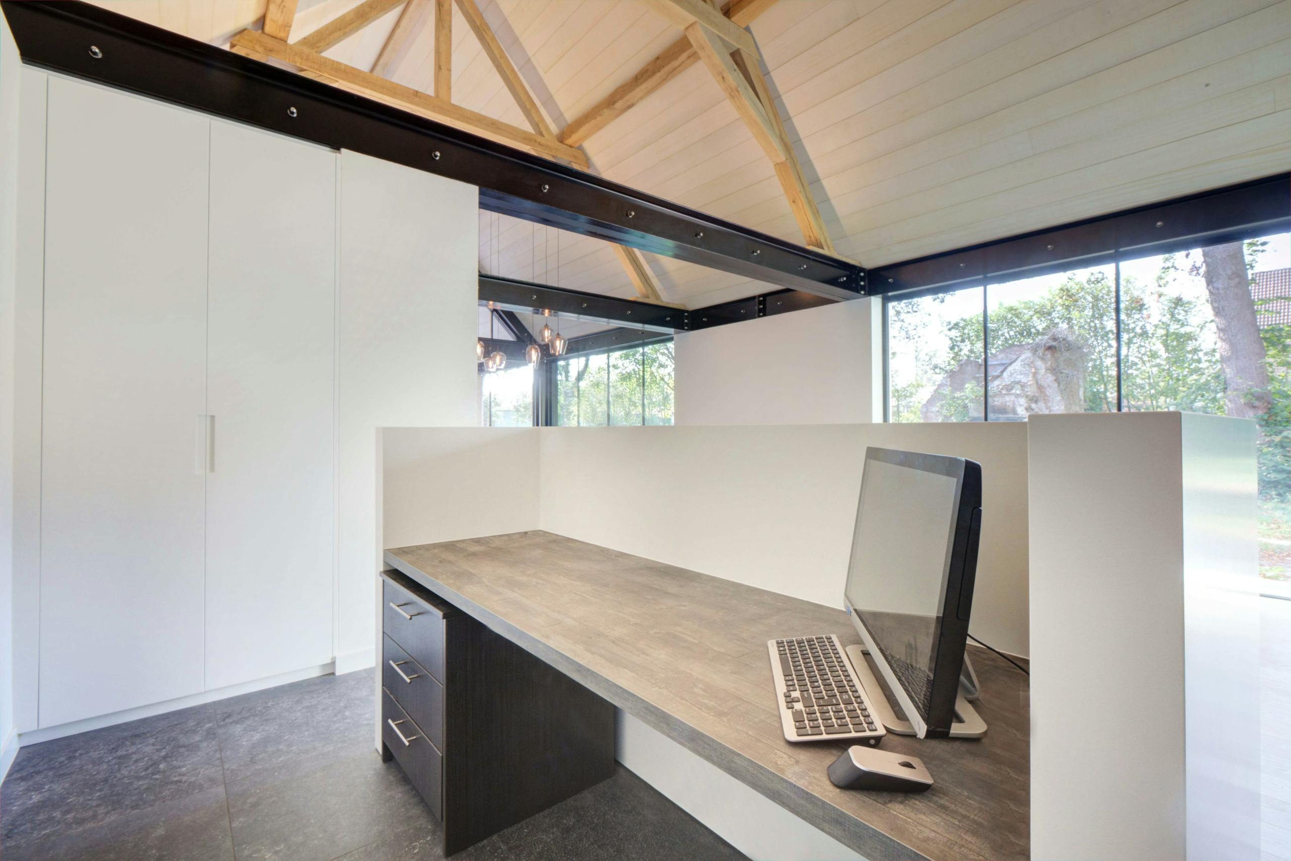 Ingebouwd bureau in salon