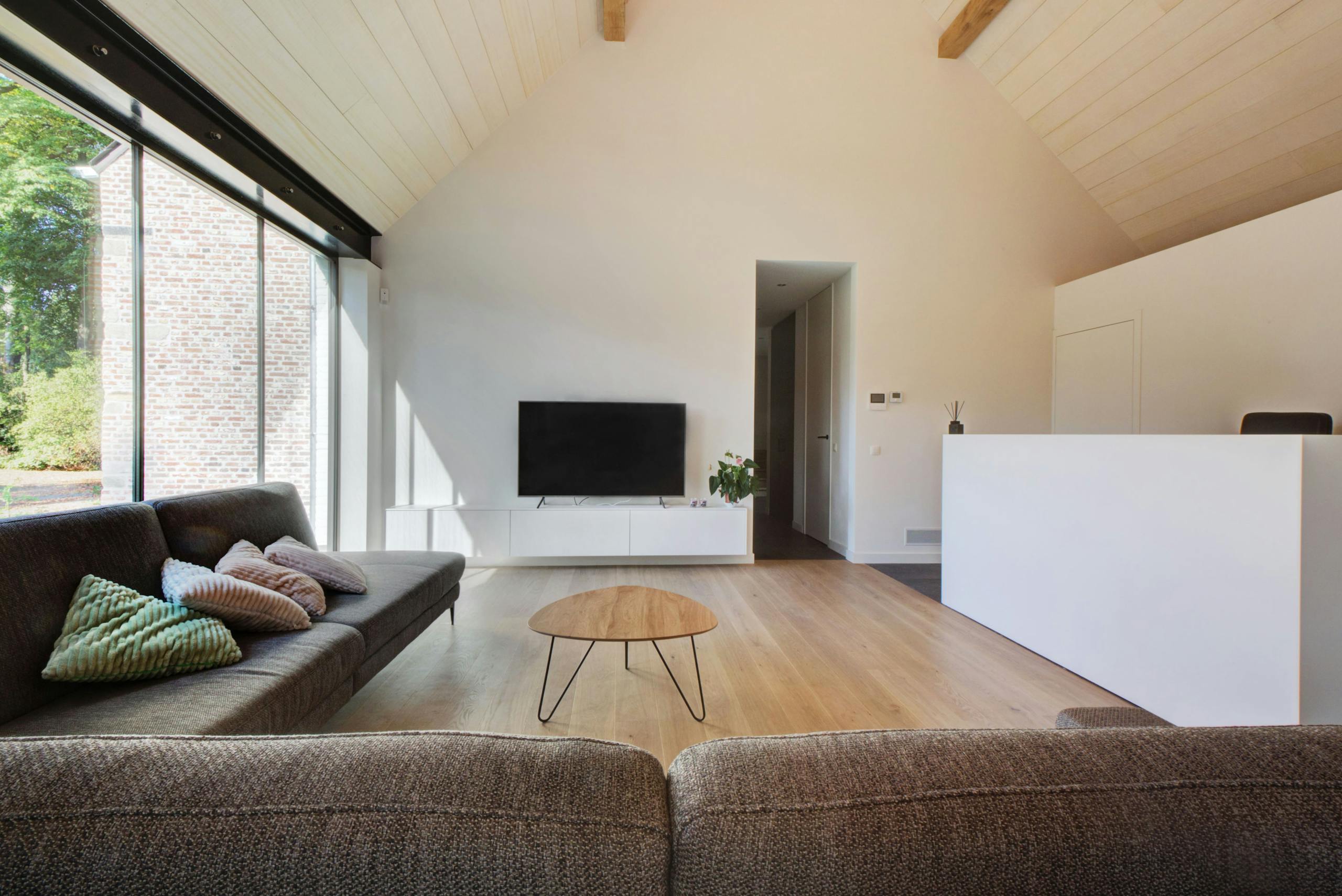 Ingebouwde witte kasten salon