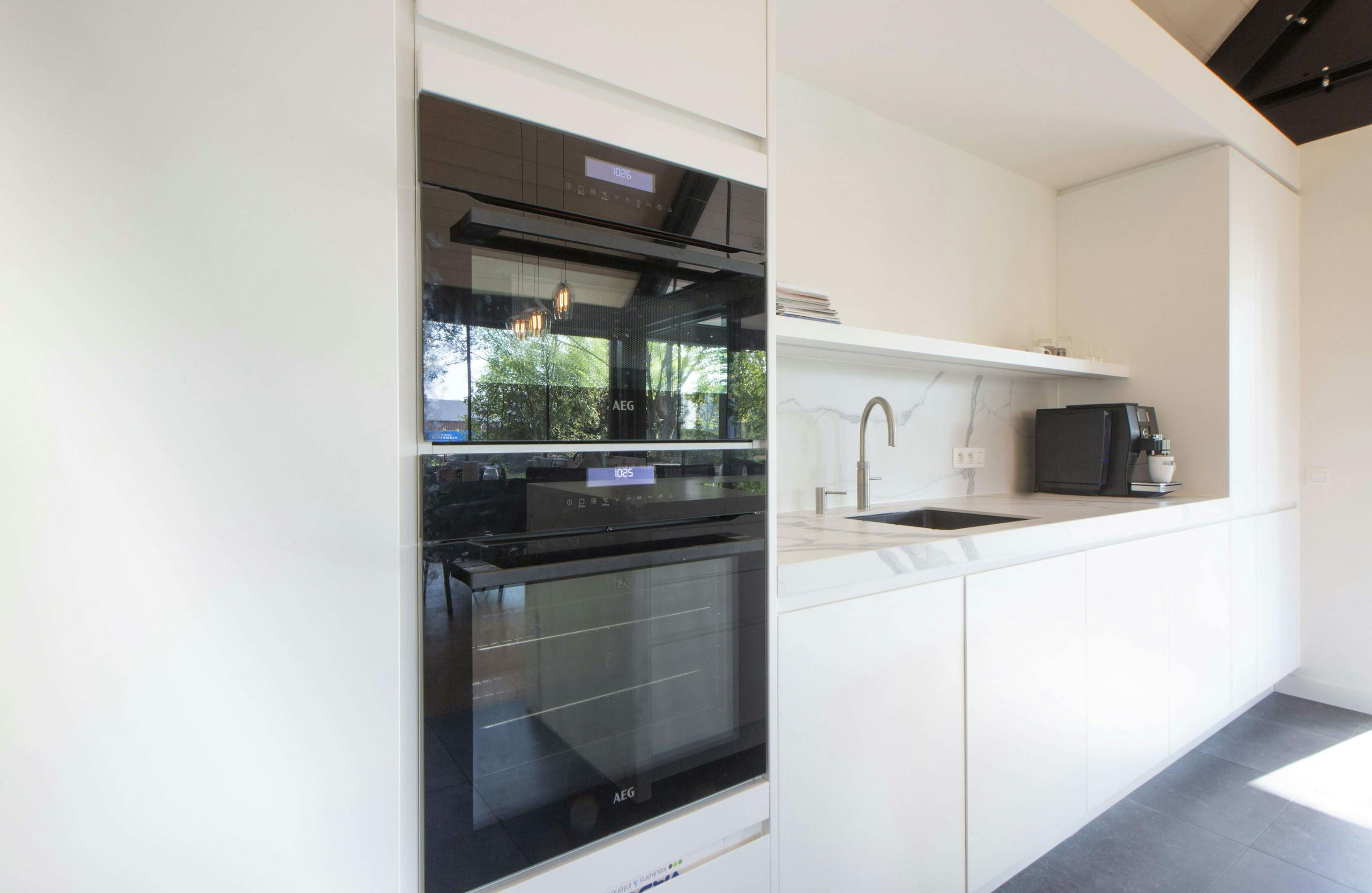 zwarte AEG ovens op ooghoogte