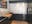 zwarte keuken ingebouwd houten werkblad